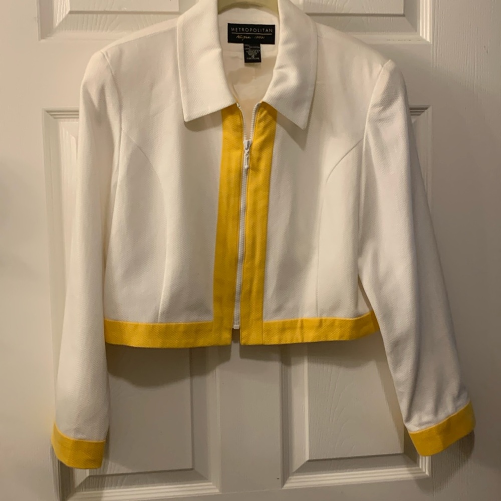 METROPOLITAN NY JACKET SZ 10 WHITE WITH YELLOW TRIM CROPPED EXPOSED ZIPPER NWOT